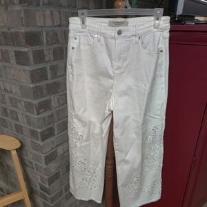 Liverpool White Capris Cut Out Frayed Size 6, Pull On Stretchable Waist